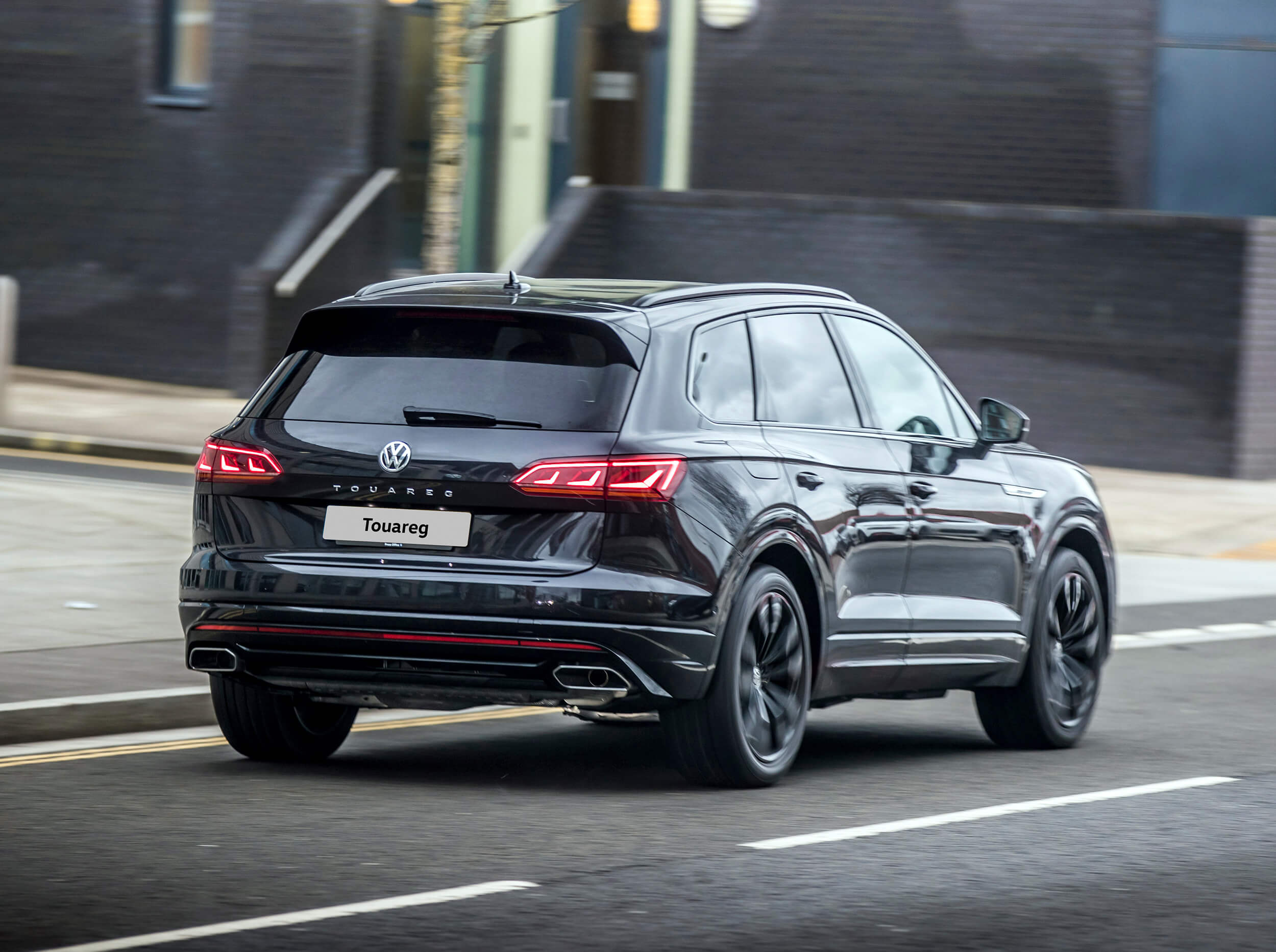 vw touareg 2022 black